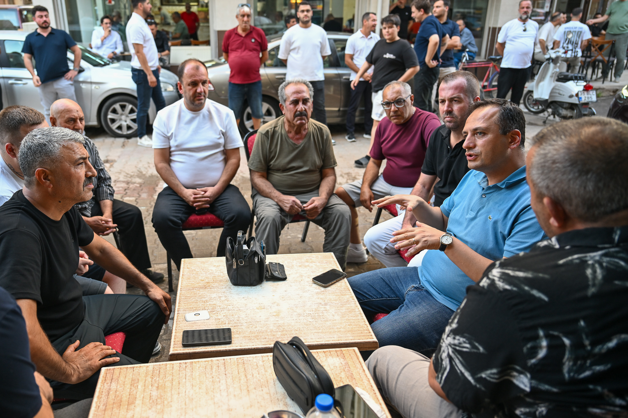 Ege Kritik/Sait TEMURBornova Belediye Başkanı Ömer Eşki, Çamdibi bölgesinde esnaf