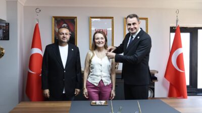 Ege Kritik/Sait TEMURÖnceki dönem CHP Konak İlçe Başkanı Serkan Kalmaz,