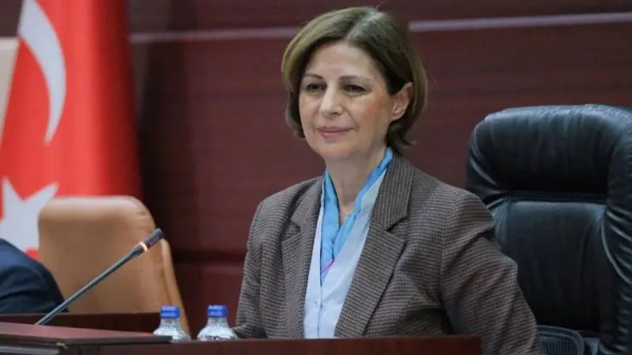 Eskişehir Büyükşehir Belediye Başkanı Ayşe Ünlüce, Cumhuriyet Halk Partisi üyeliğinden