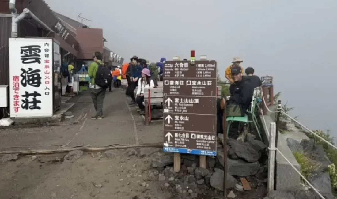 Japonya'da Fuji Dağı'na tırmanış yapan bir baba, yorulduğunu söyleyen 7