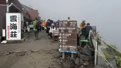 Japonya'da Fuji Dağı'na tırmanış yapan bir baba, yorulduğunu söyleyen 7