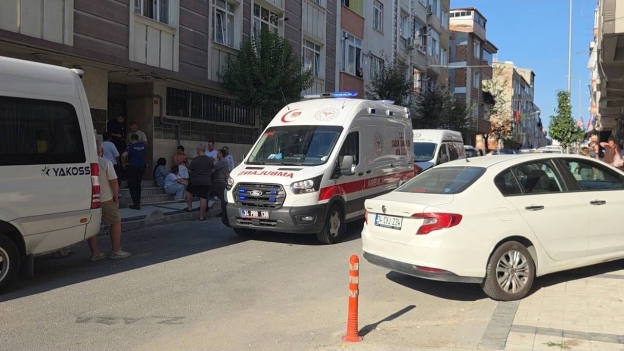 İstanbul Gaziosmanpaşa'da aile üyelerinin evde hareketsiz bulduğu Cüneyt İ.'nin boynunda