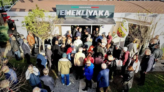 Karşıyaka Belediyesi’nin hizmete açtığı Emekli Yaka, yüzlerce vatandaşı ağırlayarak kentin