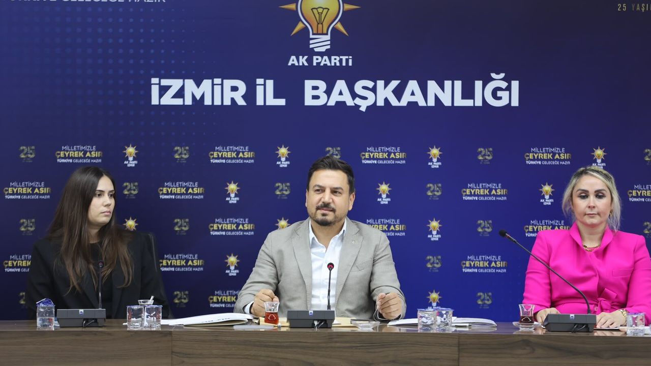 AK Parti İzmir İl Başkanlığı’nda düzenlenen toplantıda Tanıtım ve Medya